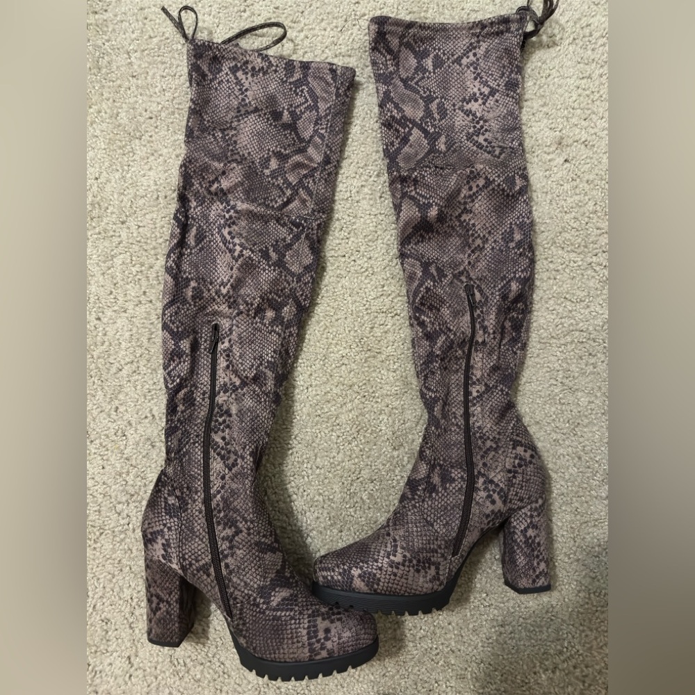 Brand: ADORA
Size: 10 
Color: Gray 
*NEVER WORN*